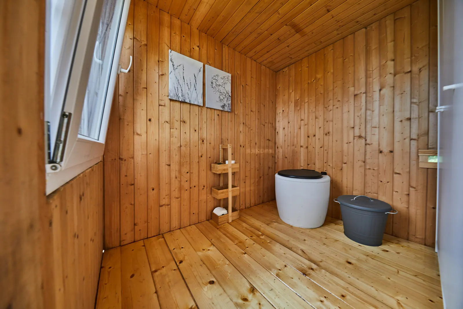 Holzverkleideter Sanitärraum mit Trockentoilette
